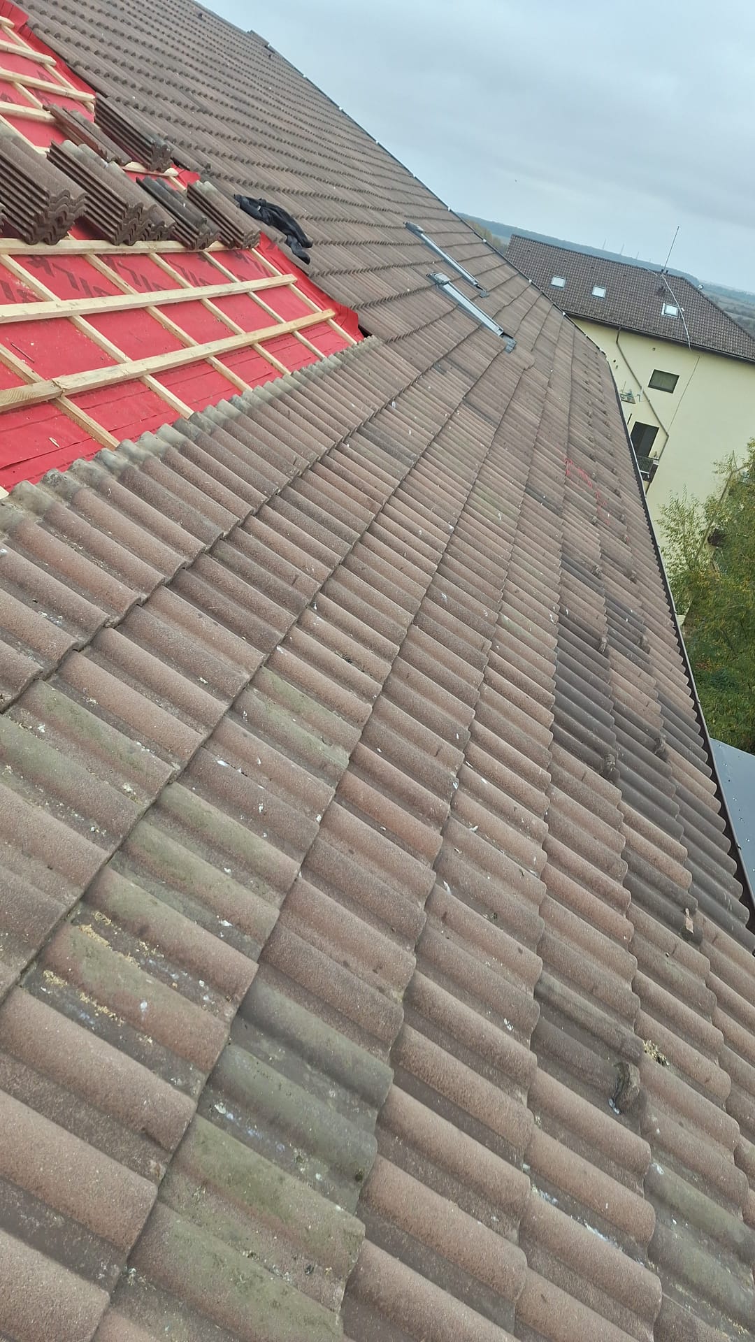 Tigla ceramica rosie montata profesional