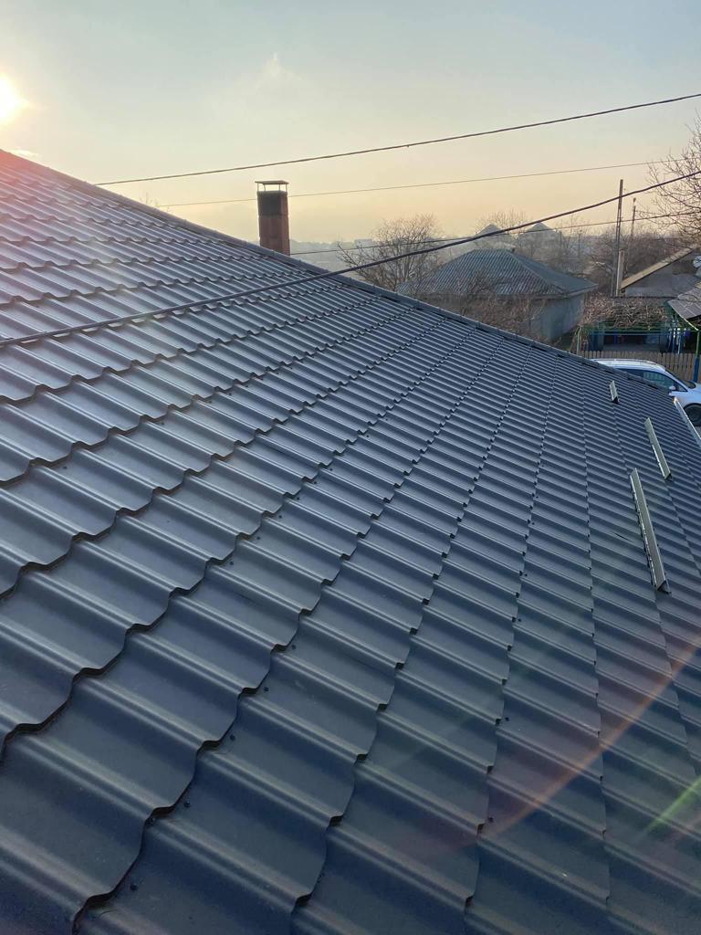 Tigla ceramica gri montata cu sistem pluvial